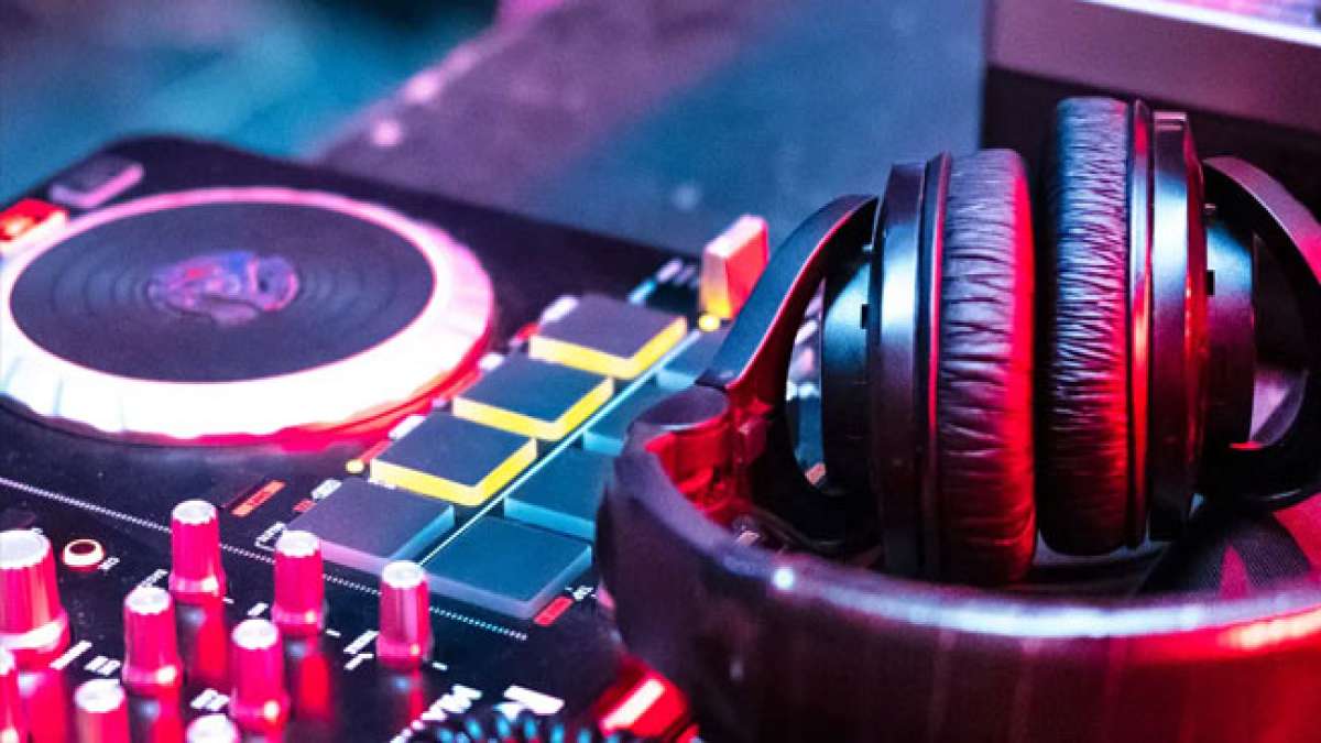 Feiern Sie den Welttechnotag und tauchen Sie ein in die elektrisierende Welt der Techno-Musik, die von den Pionieren in Detroit geschaffen wurde und sich weltweit verbreitet hat.