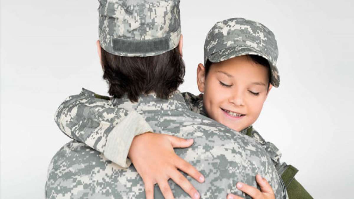 Tag umarme einen Soldaten: Ein Tag, um den Angehörigen des Militärs zu zeigen, dass Sie sie wertschätzen. Tag umarme einen Soldaten: Ein Tag, um den Angehörigen des Militärs zu zeigen, dass Sie sie wertschätzen.