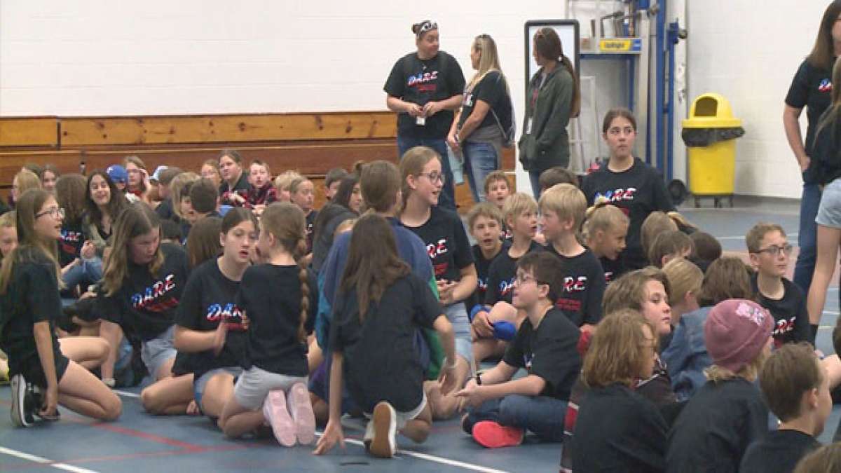 Erfahren Sie, wie das DARE-Programm Kinder in den USA über Drogen aufklärt und sie dazu ermutigt, ein Leben ohne Drogenmissbrauch zu führen, am Tag der Drogenaufklärung.