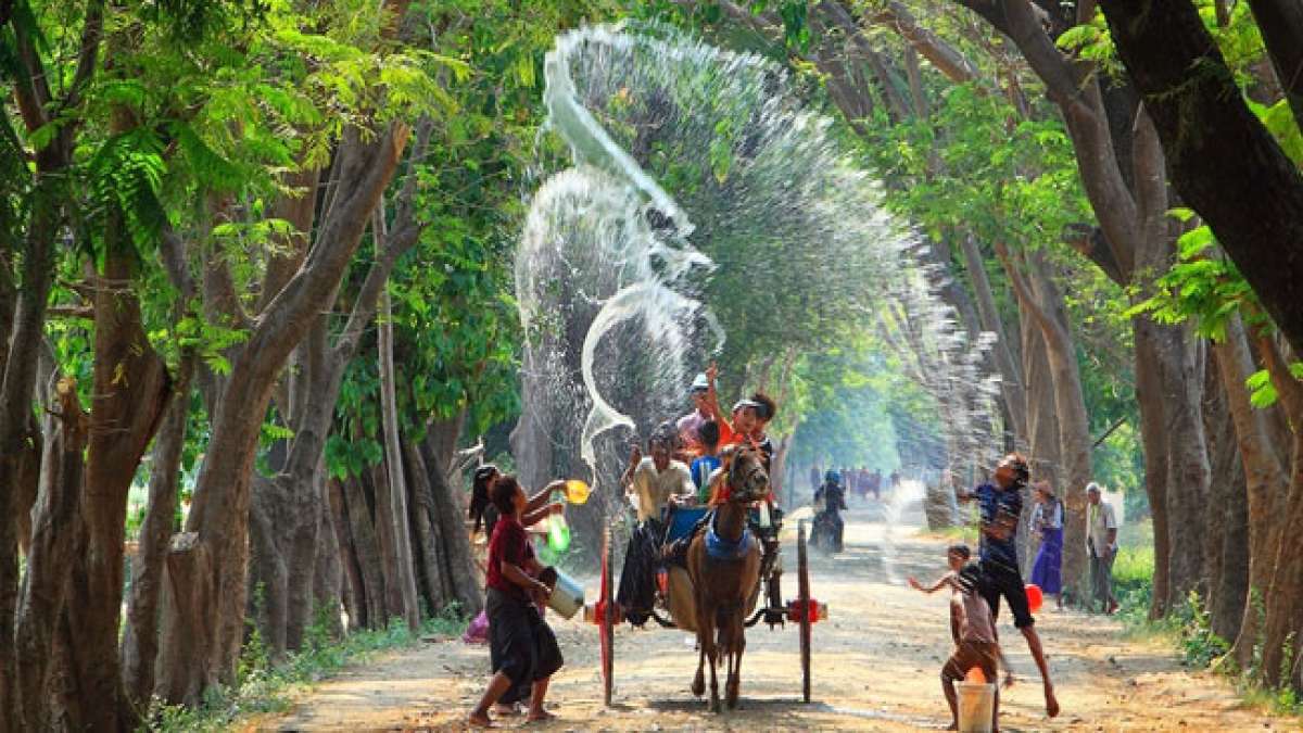 Erleben Sie Thingyan, das mitreißende birmanische Neujahrsfest, in Myanmar!