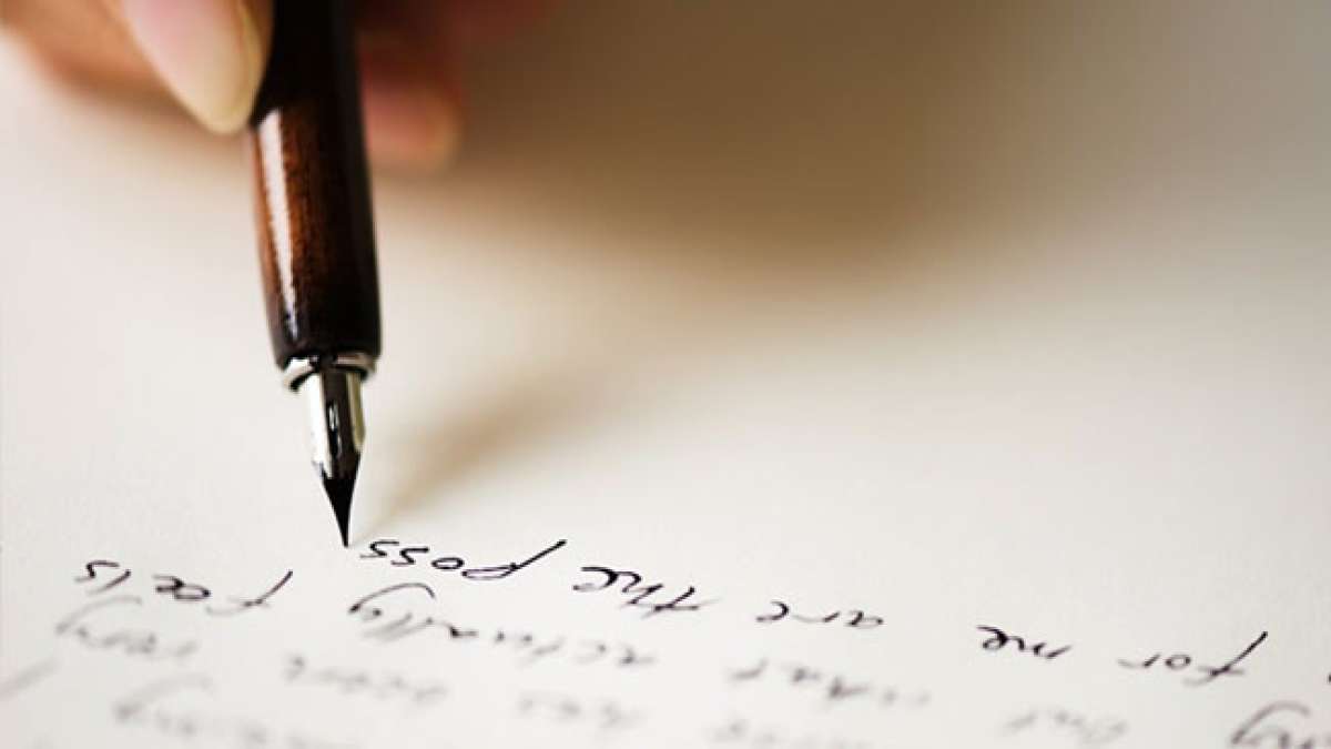 Ein handgeschriebener Brief ist eine persönliche und einzigartige Geste, die dem Empfänger zeigt, dass man ihn wertschätzt.