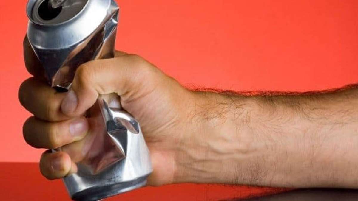 Feiern Sie den National Crush a Can Day, indem Sie sich dem Recycling verschreiben und Ihre Getränkedosen effektiv zerquetschen.