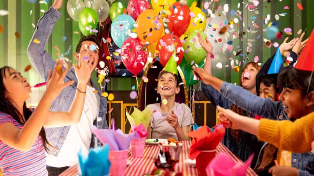 Feiere den 'Es ist mein Partytag' mit guter Musik und fröhlicher Stimmung. Feiere den 'Es ist mein Partytag' mit guter Musik und fröhlicher Stimmung.