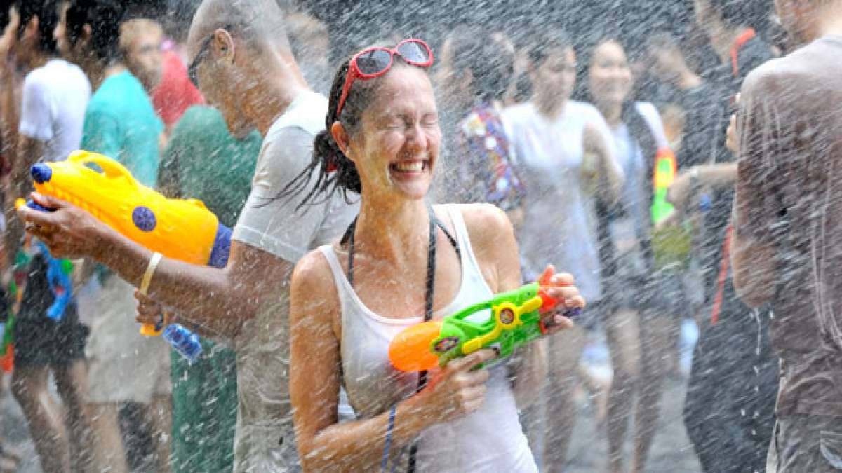 Feiern Sie das aufregende thailändische Neujahr, bekannt als Songkran, in Thailand.