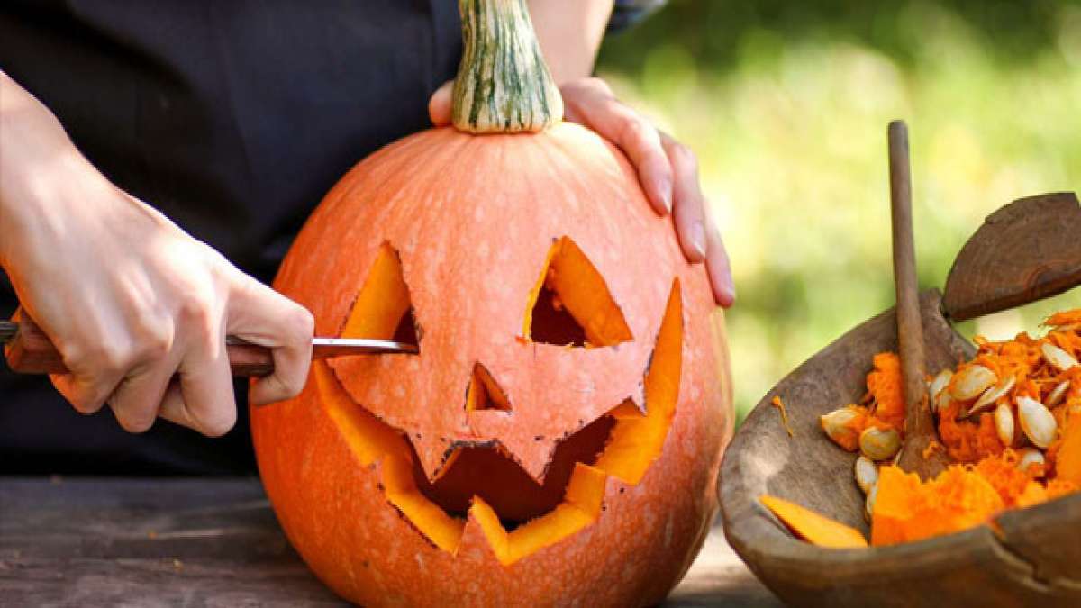 Feiern Sie den 'Schnitz einen Kürbis Tag' und entdecken Sie die faszinierende Geschichte hinter den beliebten Jack-O'-Lanterns.