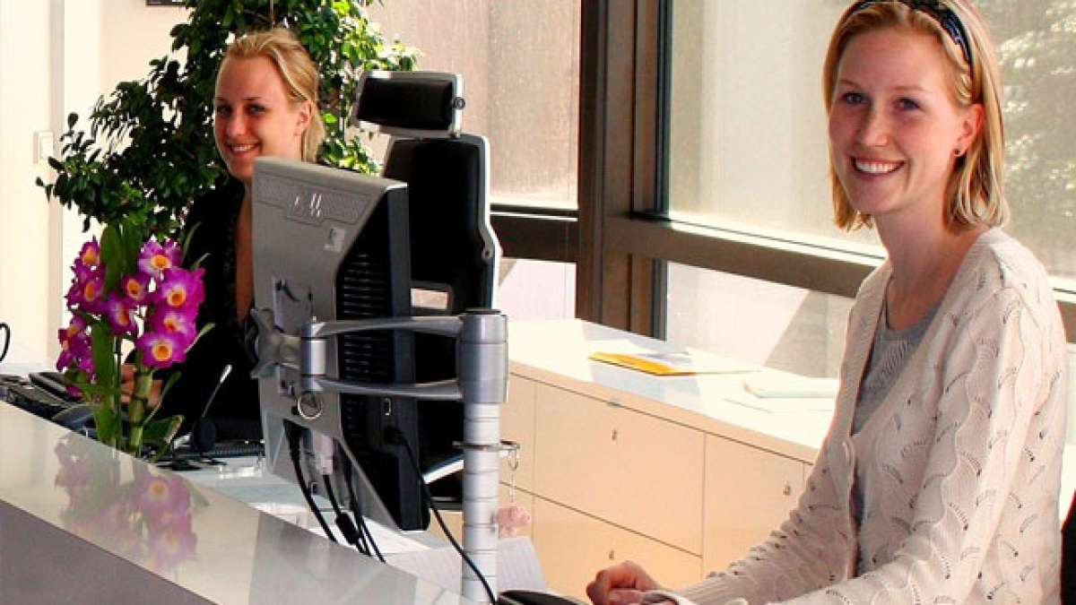 Entdecken Sie die entscheidende Rolle der Empfangsmitarbeiter und wie ihr Beruf weit mehr ist als nur das Beantworten von Telefonen. Entdecken Sie die entscheidende Rolle der Empfangsmitarbeiter und wie ihr Beruf weit mehr ist als nur das Beantworten von Telefonen.