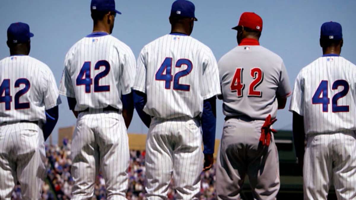 Erleben Sie den Jackie-Robinson-Tag - die bahnbrechende Geschichte des ersten Afroamerikaners, der die Farbgrenze im Baseball durchbrach. Erleben Sie den Jackie-Robinson-Tag - die bahnbrechende Geschichte des ersten Afroamerikaners, der die Farbgrenze im Baseball durchbrach.