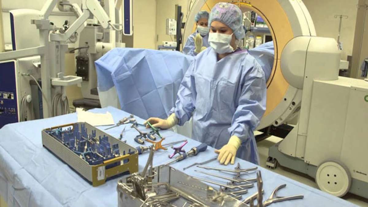 Tauchen Sie ein in die Welt der OP-Pflege, wo hochqualifizierte Fachkräfte Patienten während chirurgischer Eingriffe betreuen und Leben retten.