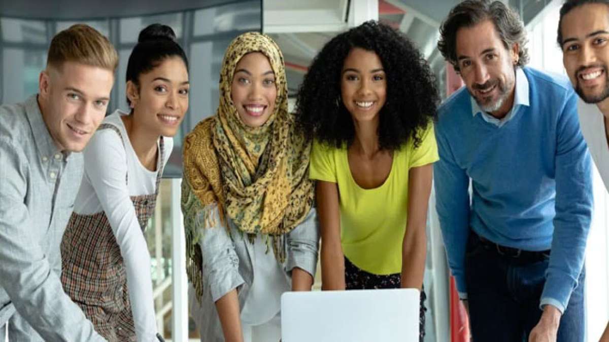 Feiern Sie den Universellen Tag der Kultur - eine Hommage an die gemeinsamen Werte, Bräuche und Kunstformen, die Identität und Einheit in der Gesellschaft schaffen.