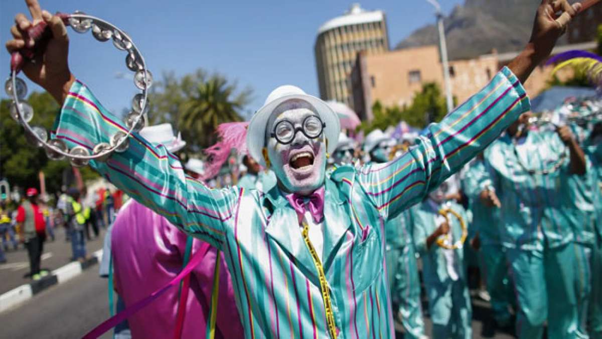 Erleben Sie das farbenfrohe Spektakel des Minnesänger-Karnevals (Kaapse Klopse) in Kapstadt, Südafrika, am Zweiten Neujahr (Tweede Nuwe jaar). Erleben Sie das farbenfrohe Spektakel des Minnesänger-Karnevals (Kaapse Klopse) in Kapstadt, Südafrika, am Zweiten Neujahr (Tweede Nuwe jaar).