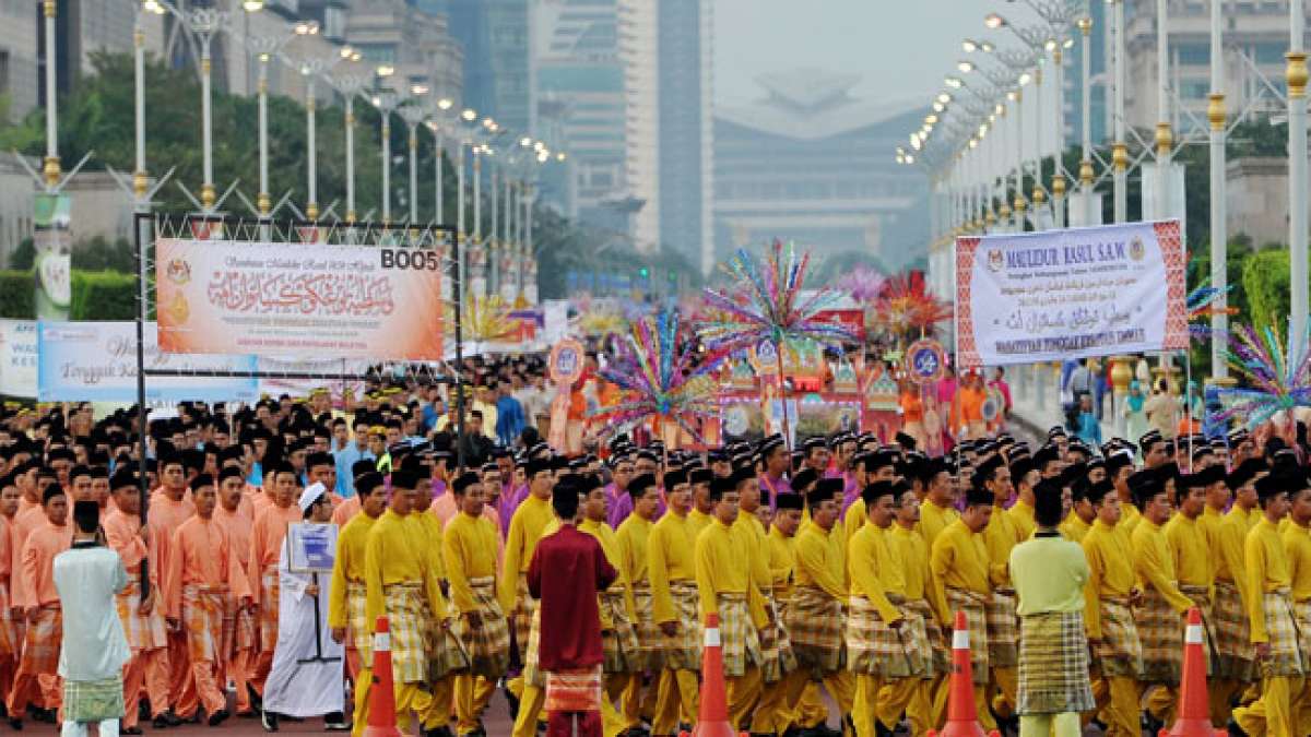 Feiern Sie den Mawlid al-Nabi, den Geburtstag des Propheten Muhammad, und entdecken Sie die tief verwurzelte Tradition und Spiritualität, die Muslime auf der ganzen Welt verbindet.