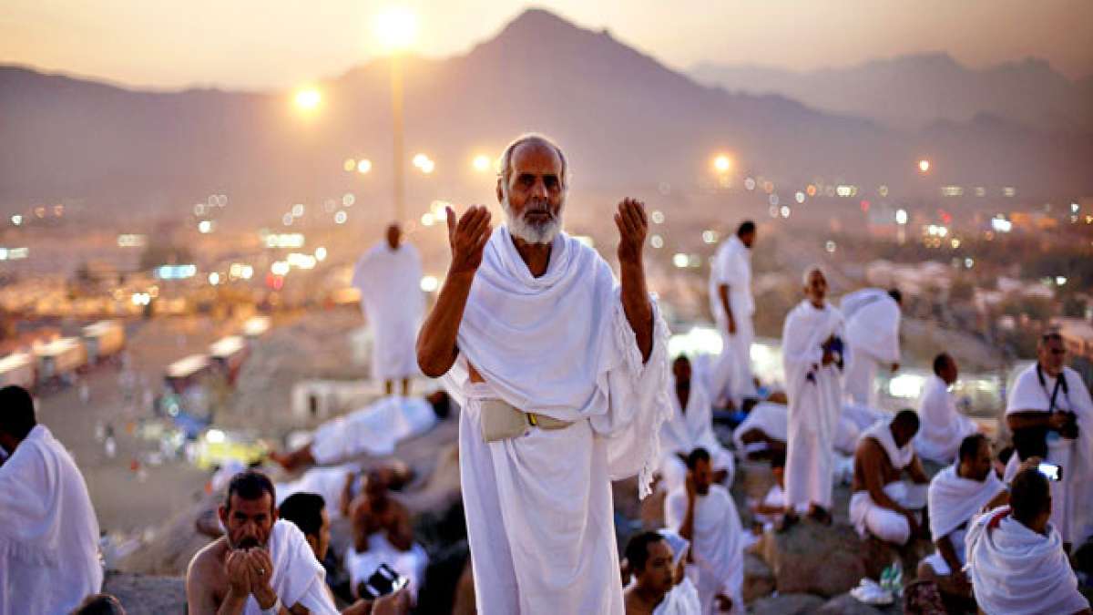 Erleben Sie die spirituelle Bedeutung des Tags von Arafah, an dem Allah Millionen von Muslimen die Vergebung ihrer Sünden gewährt, und entdecken Sie die herausragende Bedeutung dieser ersten zehn Tage von Dhul-Hijjah im islamischen Kalender.