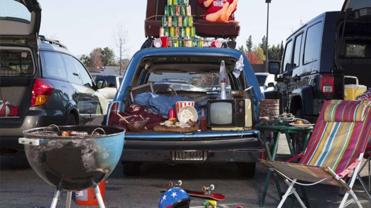 Feiern Sie den Nationalen Tailgating-Tag in den USA, indem Sie die Football-Saison mit einer unvergesslichen "Tailgating"-Party beginnen. Feiern Sie den Nationalen Tailgating-Tag in den USA, indem Sie die Football-Saison mit einer unvergesslichen "Tailgating"-Party beginnen.