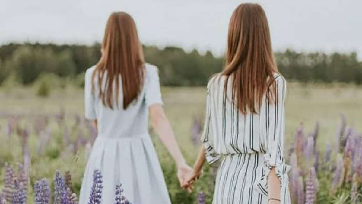 Feiern Sie den Tag der Schwestern am ersten Sonntag im August und würdigen Sie die besondere Bindung zwischen Schwestern.