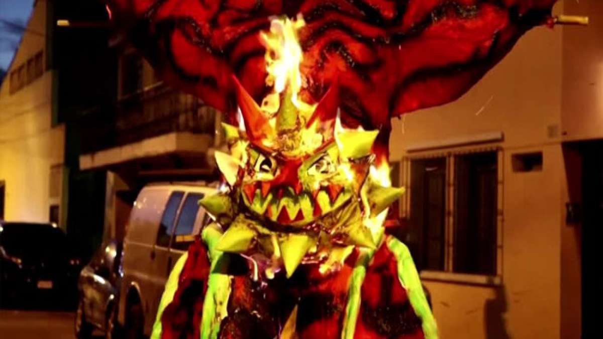 Erleben Sie die faszinierende Verbrennung des Teufels in Guatemala, die den Beginn der Adventszeit mit einem reinigenden Feuer markiert. Erleben Sie die faszinierende Verbrennung des Teufels in Guatemala, die den Beginn der Adventszeit mit einem reinigenden Feuer markiert.