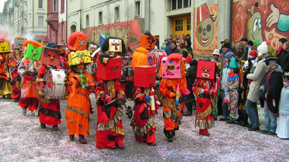 Erleben Sie den traditionellen Hilari-Tag in Solothurn und Umgebung, Schweiz, der seit dem 17. Jahrhundert die fröhliche Fasnachtszeit einläutet.
