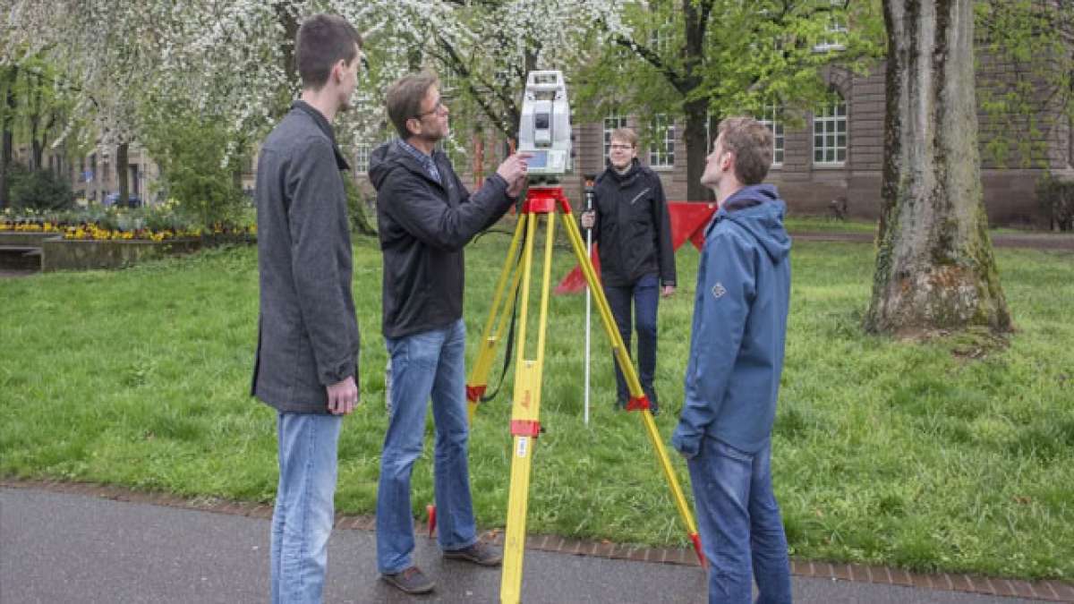 Feiern Sie den Europäischen Tag des Vermessungsingenieurs und Geoinformatikers (Mercator-Tag), der dem Gedenken an diese berühmte Persönlichkeit gewidmet ist.
