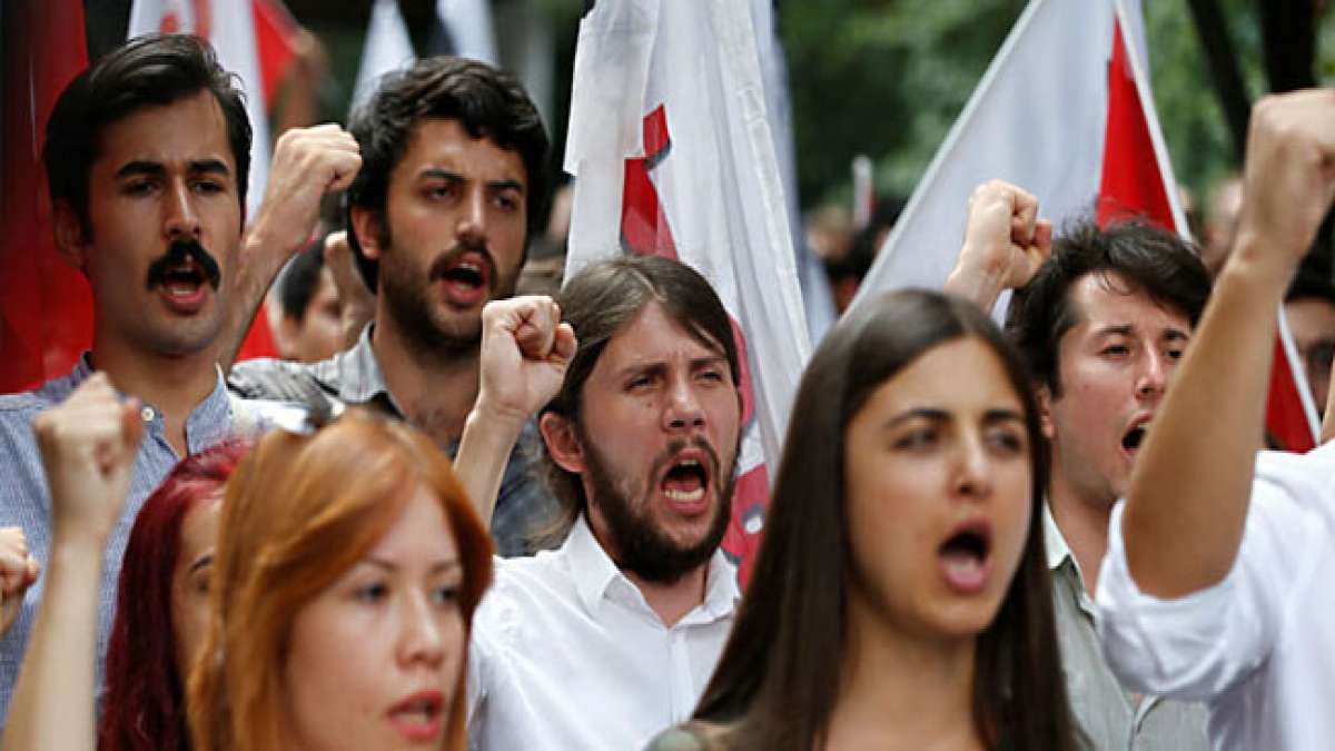 Feiern Sie den Tag der Demokratie und der nationalen Einheit in der Türkei, an dem das Land den Mut und die Entschlossenheit zur Verteidigung der Demokratie gegen den Putschversuch von 2016 zelebriert.
