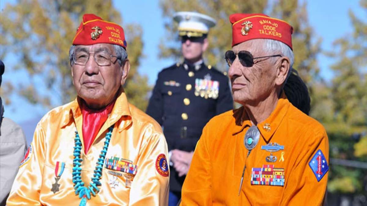 Feiern Sie den Nationalen Navajo-Code-Talkers-Tag in den USA, um die tapferen Navajo-Indianer zu ehren, die im Zweiten Weltkrieg einen unknackbaren Code entwickelten und damit entscheidend zur schnellen und sicheren Kommunikation der US-Armee beitrugen. Feiern Sie den Nationalen Navajo-Code-Talkers-Tag in den USA, um die tapferen Navajo-Indianer zu ehren, die im Zweiten Weltkrieg einen unknackbaren Code entwickelten und damit entscheidend zur schnellen und sicheren Kommunikation der US-Armee beitrugen.