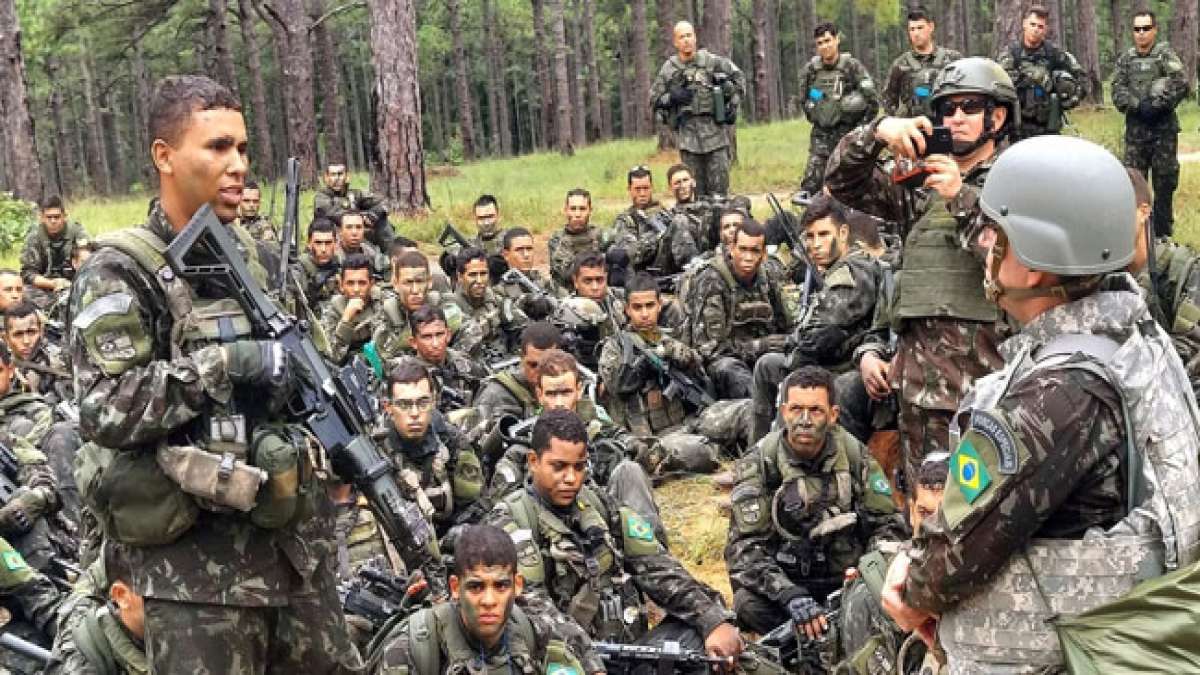 Feiern Sie den Tag der brasilianischen Armee und entdecken Sie die vereinten militärischen Kräfte Brasiliens.