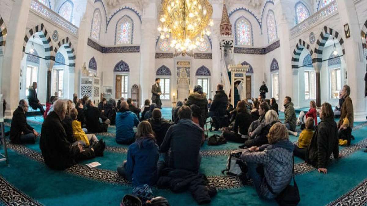 Moscheen bieten Führungen, Diskussionen und kulturelle Veranstaltungen für Besucher an, um Vorbehalte abzubauen und den Dialog zu fördern.