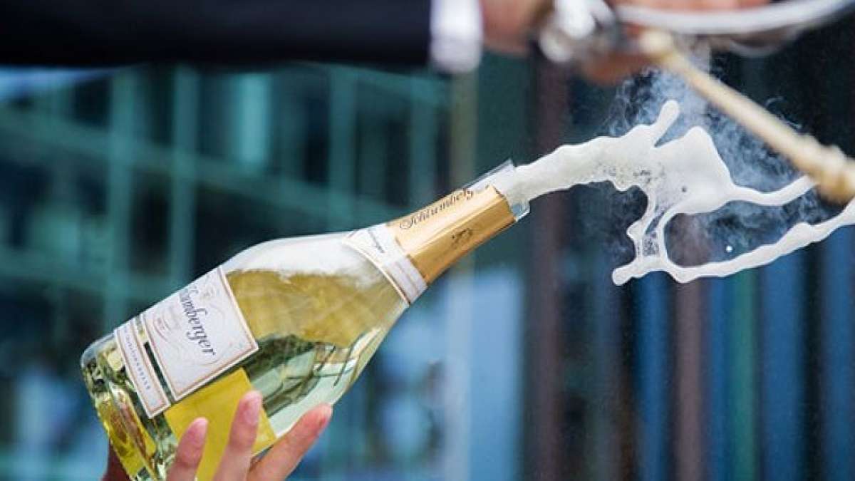 Sekt wird häufig zum Anstoßen bei besonderen Anlässen verwendet, insbesondere zu Silvester, und ist ein beliebtes Begrüßungsgetränk bei Abendessen und Partys.