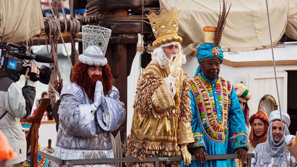 Erleben Sie die Magie des spanischen Dreikönigsumzugs (Cabalgata de Reyes Magos), bei dem die Heiligen Drei Könige und ihre Begleiter am 5. Januar Bonbons und Süßigkeiten an Kinder verteilen. Erleben Sie die Magie des spanischen Dreikönigsumzugs (Cabalgata de Reyes Magos), bei dem die Heiligen Drei Könige und ihre Begleiter am 5. Januar Bonbons und Süßigkeiten an Kinder verteilen.