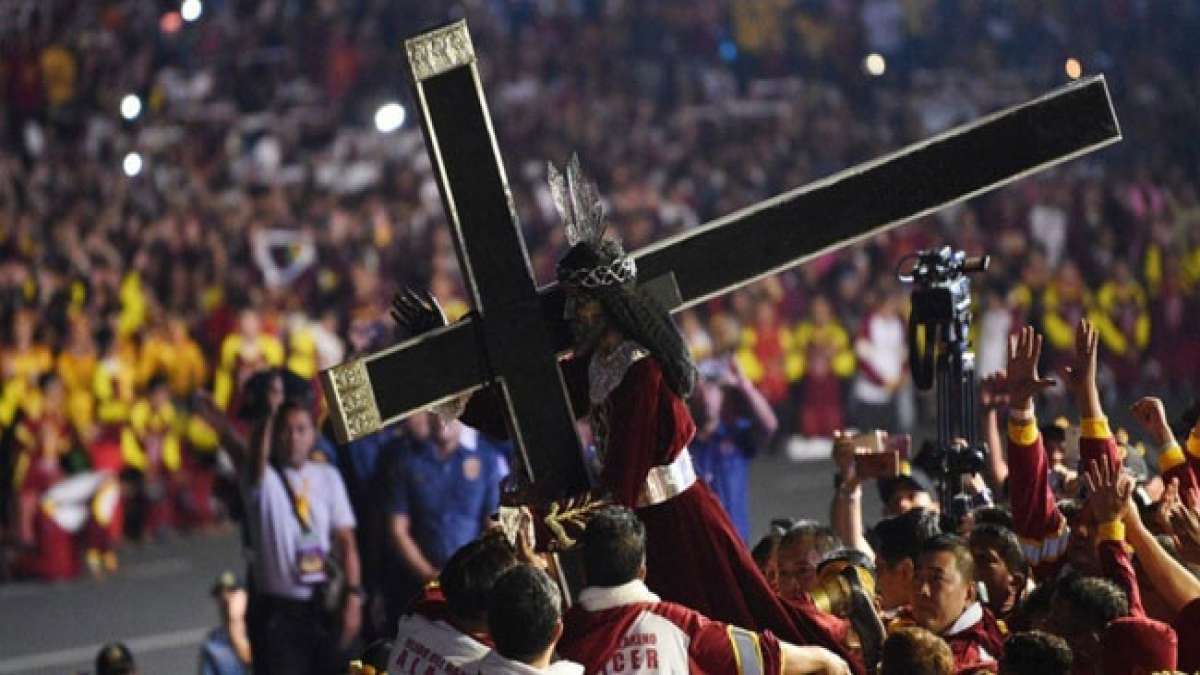 Erleben Sie die eindrucksvolle Prozession des Schwarzen Nazareners in Manila, bei der Millionen von Pilgern zusammenkommen, um die wundersame Geschichte des schwarzen Christus zu feiern und an der tiefen spirituellen Tradition der Stadt teilzunehmen.