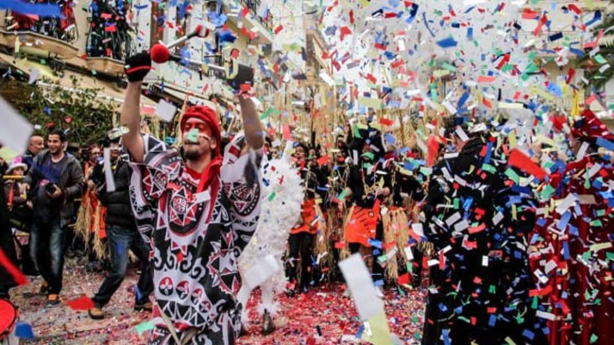 Der Karneval von Patras ist nicht nur der größte in Griechenland, sondern auch eines der größten und schönsten Karnevalsfeste in ganz Europa, das jedes Jahr im Januar und Februar die Stadt zum Leben erweckt. Der Karneval von Patras ist nicht nur der größte in Griechenland, sondern auch eines der größten und schönsten Karnevalsfeste in ganz Europa, das jedes Jahr im Januar und Februar die Stadt zum Leben erweckt.