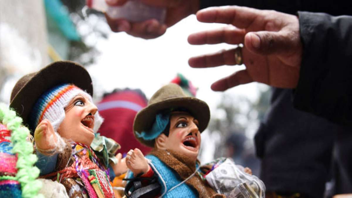 Tauchen Sie ein in die faszinierende Welt der Miniaturen auf der Alasita-Messe in Bolivien, einem einmonatigen Fest, bei dem die Menschen Miniaturgeschenke erwerben, um sie dem Gott des Überflusses, Ekeko, zu überreichen, in der Hoffnung auf Glück und Tauchen Sie ein in die faszinierende Welt der Miniaturen auf der Alasita-Messe in Bolivien, einem einmonatigen Fest, bei dem die Menschen Miniaturgeschenke erwerben, um sie dem Gott des Überflusses, Ekeko, zu überreichen, in der Hoffnung auf Glück und