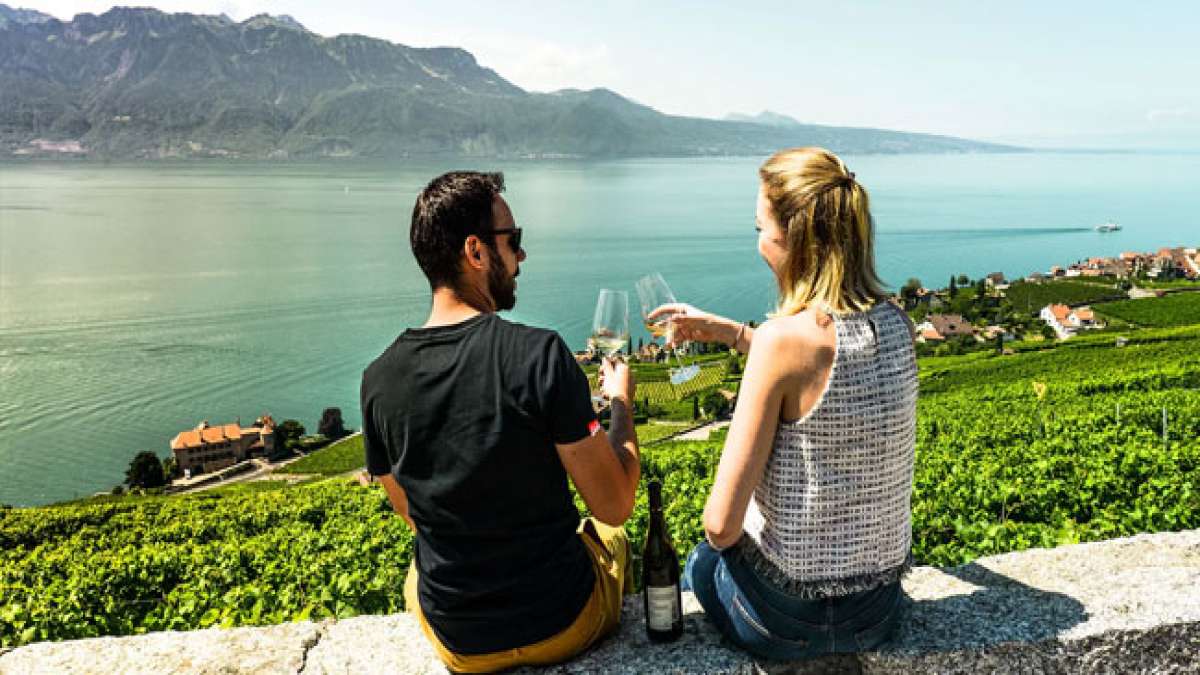 Entdecken Sie die vielfältige Schönheit des Kantons Waadt in der Schweiz, der von den sanften Hügeln des Jura bis zu den majestätischen Alpen reicht und von kristallklaren Seen durchzogen ist.