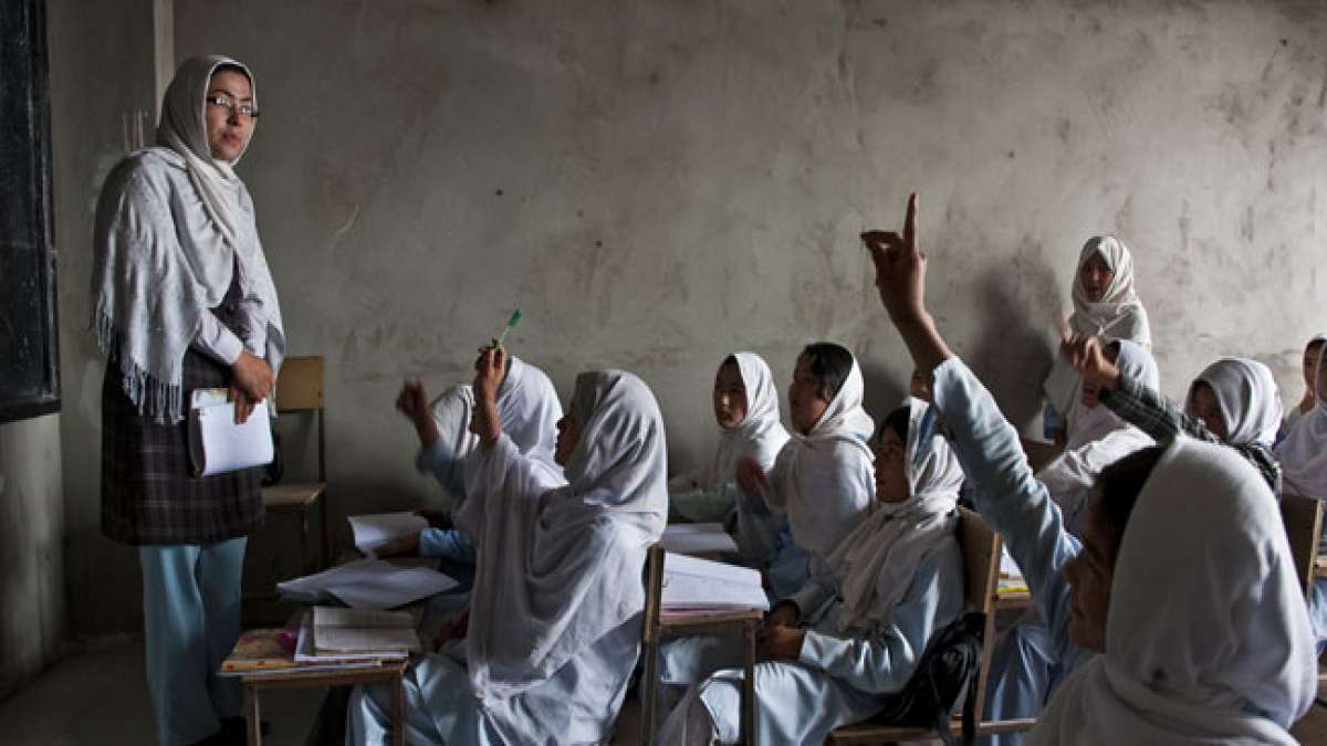 Feiern Sie den Studententag in der faszinierenden Region Kabyle und gedenken Sie dem mutigen Aktivisten Kamel Amzal, der für Identität und demokratische Freiheiten kämpfte.