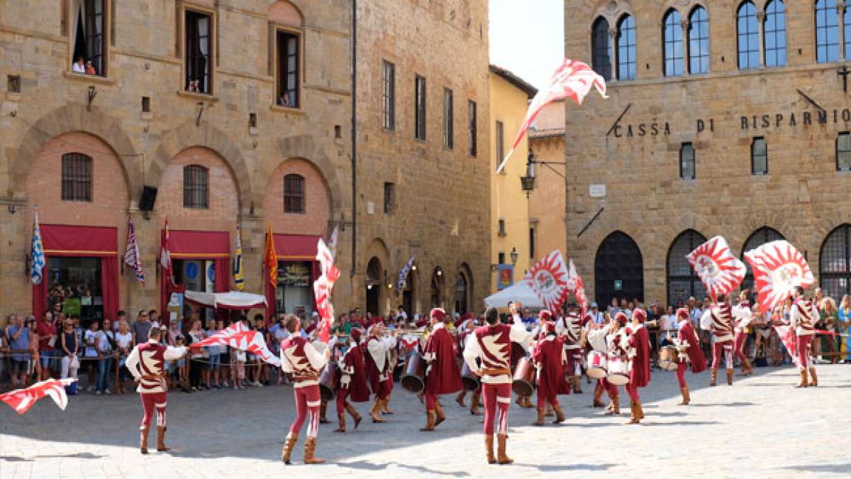 Feiern Sie das regionale Fest in der Toskana, Italien, am 30. November, das ein bahnbrechendes historisches Ereignis ehrt.