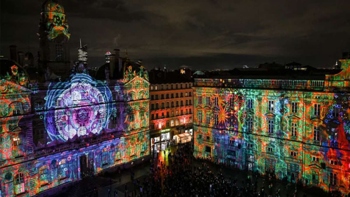 Erleben Sie die Magie des Lichterfests und tauchen Sie ein in ein einzigartiges visuelles Spektakel, das die Stadt in einen verzauberten Ort verwandelt.