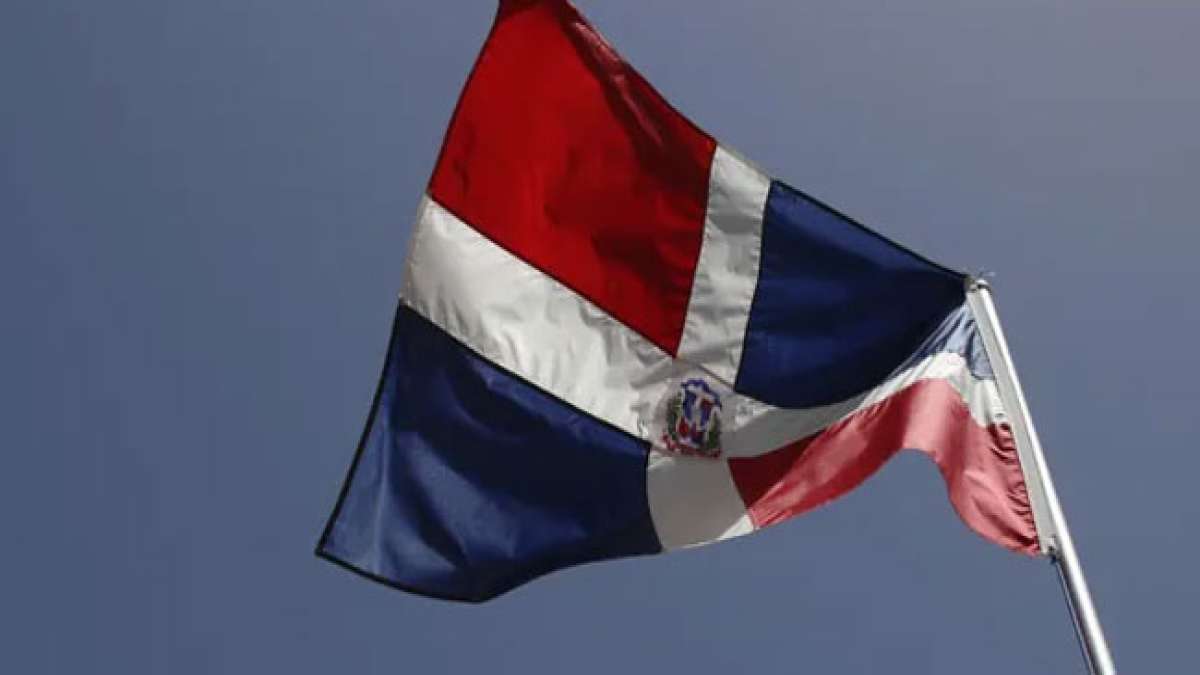 Feiern Sie den Tag der Flagge in der Dominikanischen Republik und entdecken Sie die einzigartige Nationalflagge, die das Bild einer Bibel trägt und die Farben Rot, Weiß und Blau in ihrem Design aufgreift. Feiern Sie den Tag der Flagge in der Dominikanischen Republik und entdecken Sie die einzigartige Nationalflagge, die das Bild einer Bibel trägt und die Farben Rot, Weiß und Blau in ihrem Design aufgreift.