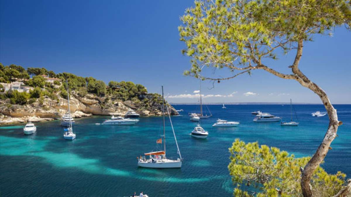 Erkunden Sie die atemberaubende Vielfalt der Balearen, von den endlosen Sandstränden Mallorcas bis zu den malerischen Küsten und charmanten Küstendörfern von Ibiza. Erkunden Sie die atemberaubende Vielfalt der Balearen, von den endlosen Sandstränden Mallorcas bis zu den malerischen Küsten und charmanten Küstendörfern von Ibiza.