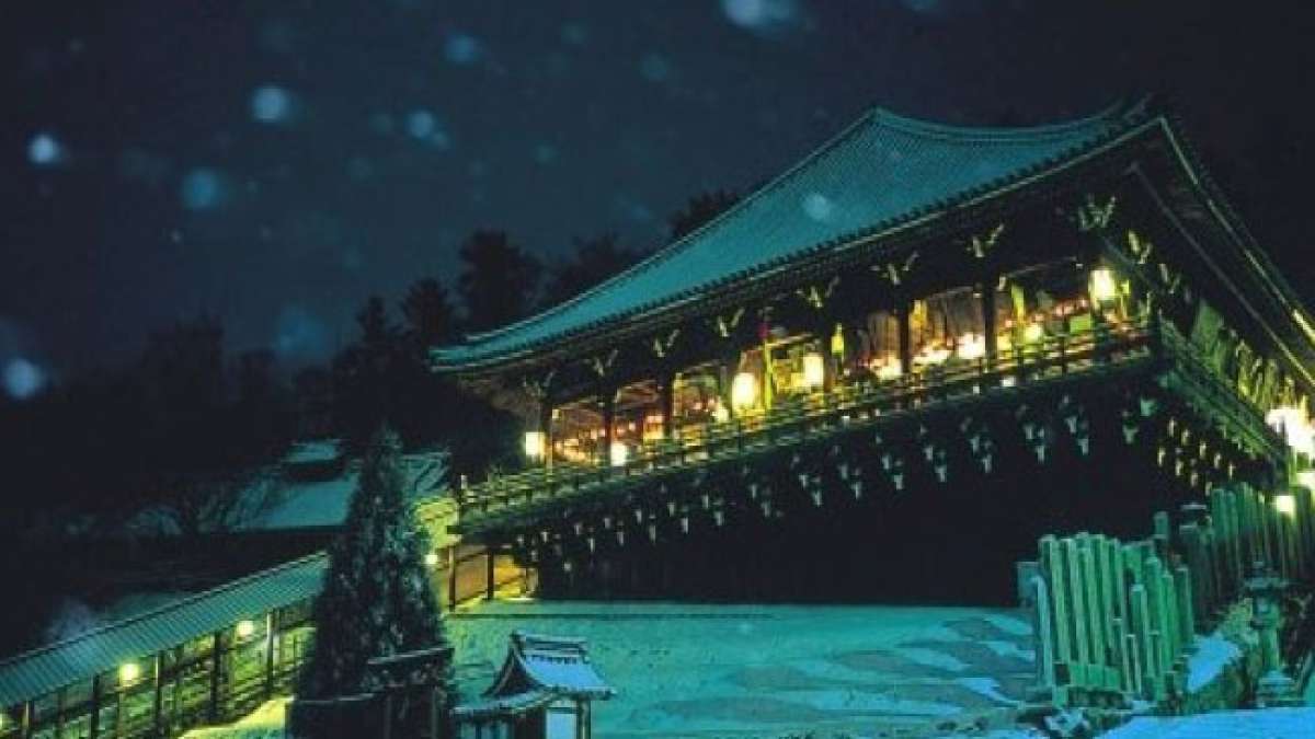 Erleben Sie die Jahrhunderte alte buddhistische Tradition des Omizu-tori-Fests im majestätischen Nigatsu-do-Tempel in Nara, Japan. Erleben Sie die Jahrhunderte alte buddhistische Tradition des Omizu-tori-Fests im majestätischen Nigatsu-do-Tempel in Nara, Japan.