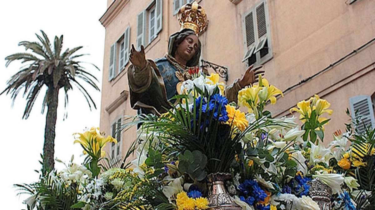 Tauchen Sie ein in die fesselnde Welt der korsischen Traditionen und religiösen Rituale bei "La Madunuccia" in Ajaccio, Korsika.