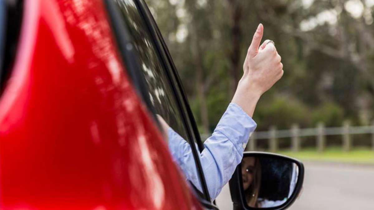 Erfahren Sie, wie die Internationale Woche der Höflichkeit im Straßenverkehr entscheidende Aspekte der Sicherheit betont und dazu beiträgt, Wut im Verkehr zu verhindern.