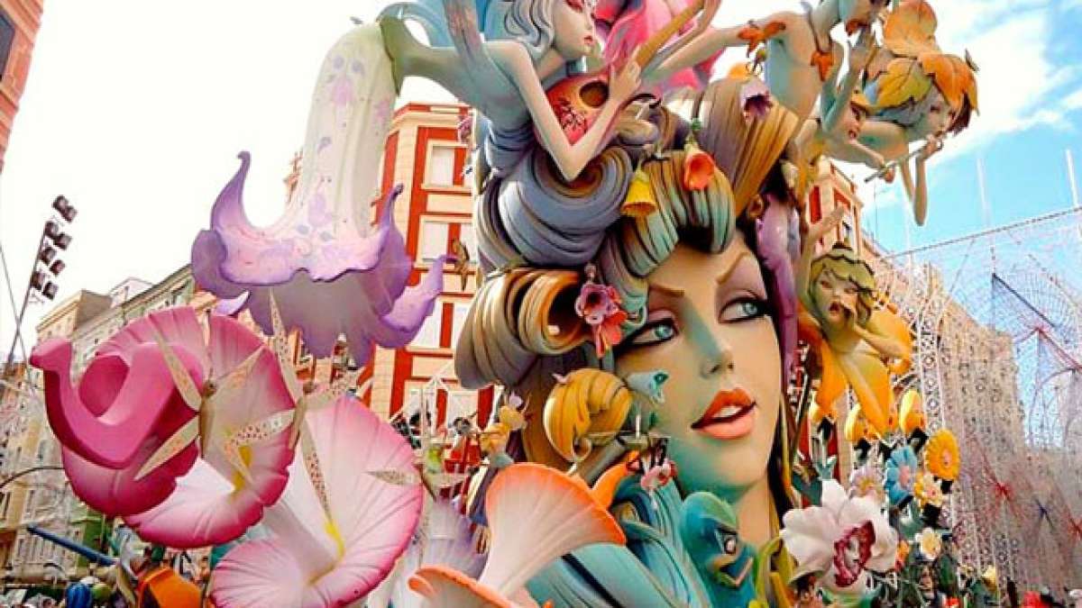 Tauchen Sie ein in die farbenfrohe Welt der "infantile" und "mayor" Fallas, die von Kindern und Erwachsenen gleichermaßen geliebt werden.