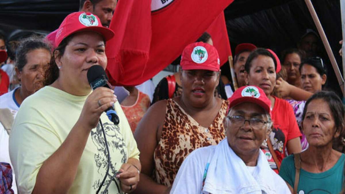 Gedenken Sie dem Tag des Bauernkampfes in Brasilien und erfahren Sie mehr über die mächtige Landlosenbewegung, die für eine gerechtere Verteilung von Land und eine Agrarreform kämpft. Gedenken Sie dem Tag des Bauernkampfes in Brasilien und erfahren Sie mehr über die mächtige Landlosenbewegung, die für eine gerechtere Verteilung von Land und eine Agrarreform kämpft.