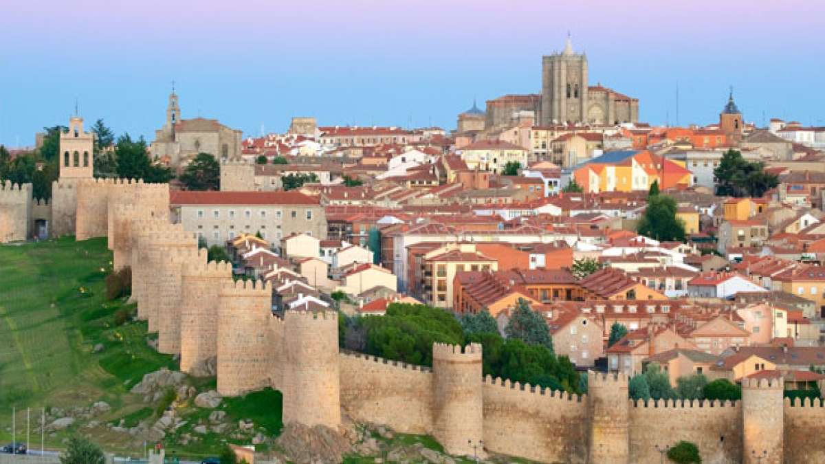 Entdecken Sie die Schönheit von Kastilien und León, der größten autonomen Region Spaniens, die mit atemberaubenden Naturparks, bezaubernden Landschaften und fesselnden Städten lockt.