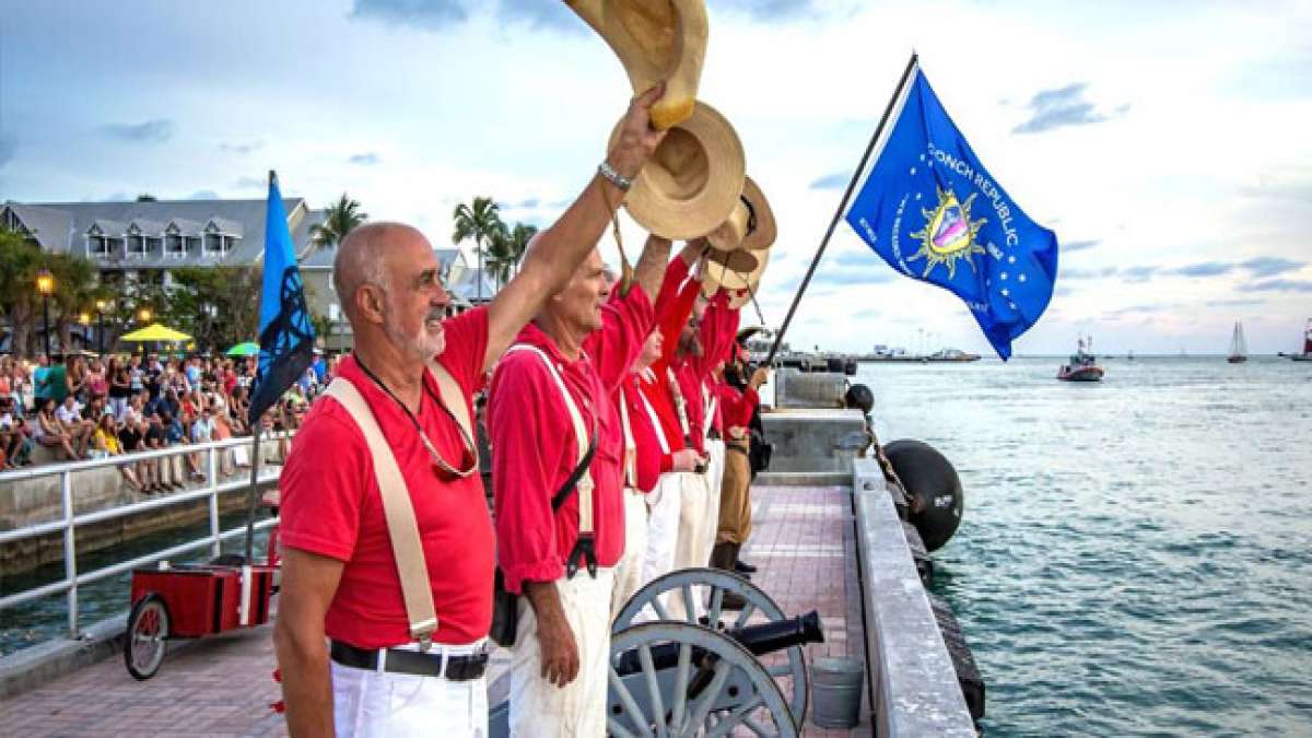 Feiern Sie den Unabhängigkeitstag der Conch Republic in Key West, Florida! Erleben Sie die kuriose Geschichte einer Mikronation, die am 23. April 1982 mit einer ironischen Abspaltung von den Vereinigten Staaten gegründet wurde. Feiern Sie den Unabhängigkeitstag der Conch Republic in Key West, Florida! Erleben Sie die kuriose Geschichte einer Mikronation, die am 23. April 1982 mit einer ironischen Abspaltung von den Vereinigten Staaten gegründet wurde.