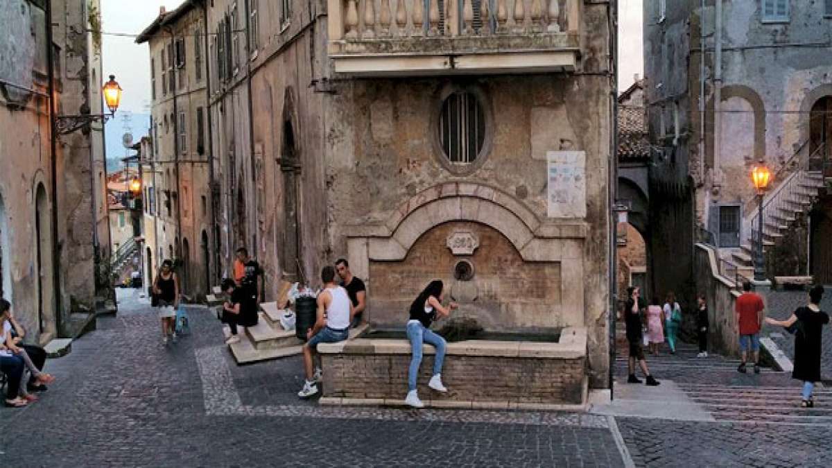 Erleben Sie die faszinierende Geschichte von Genazzano in Italien, wo die jährliche Feier zur Erinnerung an die wundertätige Madonna des Guten Rates im Jahr 1467 stattfindet.