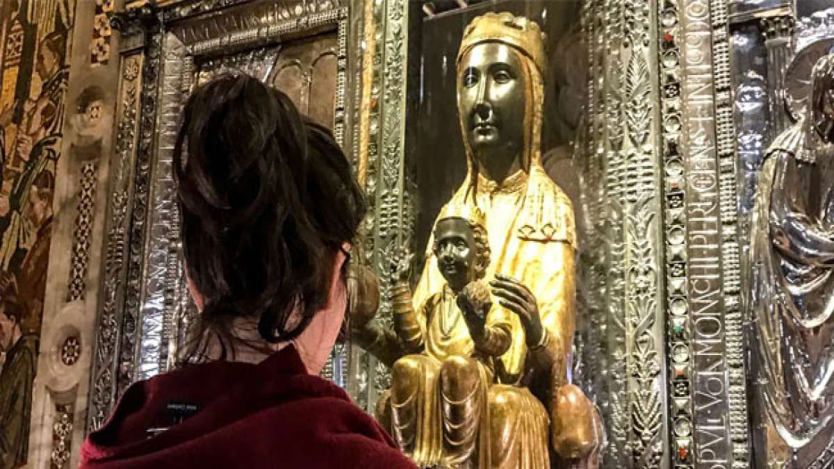 Feiern Sie das Fest der Jungfrau von Montserrat, einer einzigartigen schwarzen Marienfigur, die als Schutzpatronin Kataloniens verehrt wird.
