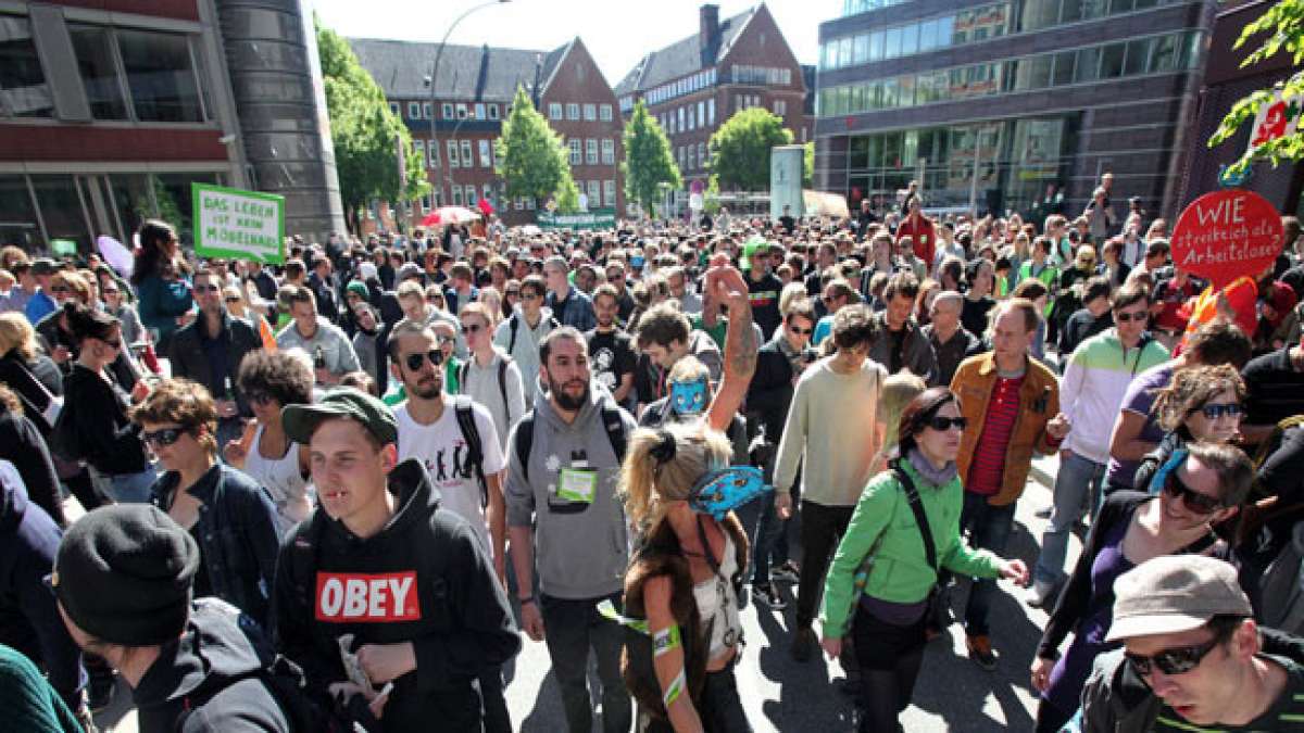 Dabei steht die Selbstorganisation und Vernetzung im Vordergrund, um die Vielfalt von Wünschen, Lebensweisen und Formen des Widerstands hervorzuheben und nicht um Repräsentation oder Uniformität. Dabei steht die Selbstorganisation und Vernetzung im Vordergrund, um die Vielfalt von Wünschen, Lebensweisen und Formen des Widerstands hervorzuheben und nicht um Repräsentation oder Uniformität.