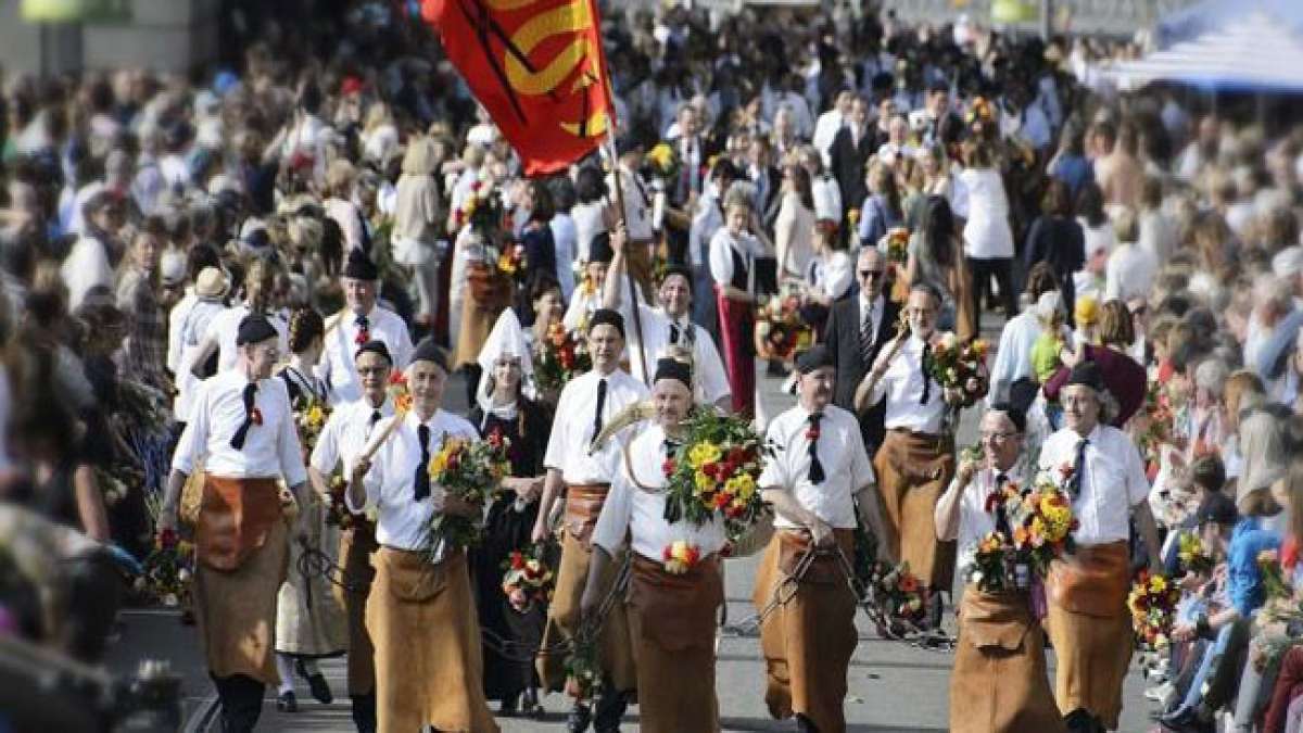 Die Schweizer feiern den Beginn des Frühlings, indem sie den Böög anzünden, und glauben, dass ein schnelles Explodieren seines kopfgefüllten Feuerwerks den kommenden Sommer verschönert. Die Schweizer feiern den Beginn des Frühlings, indem sie den Böög anzünden, und glauben, dass ein schnelles Explodieren seines kopfgefüllten Feuerwerks den kommenden Sommer verschönert.