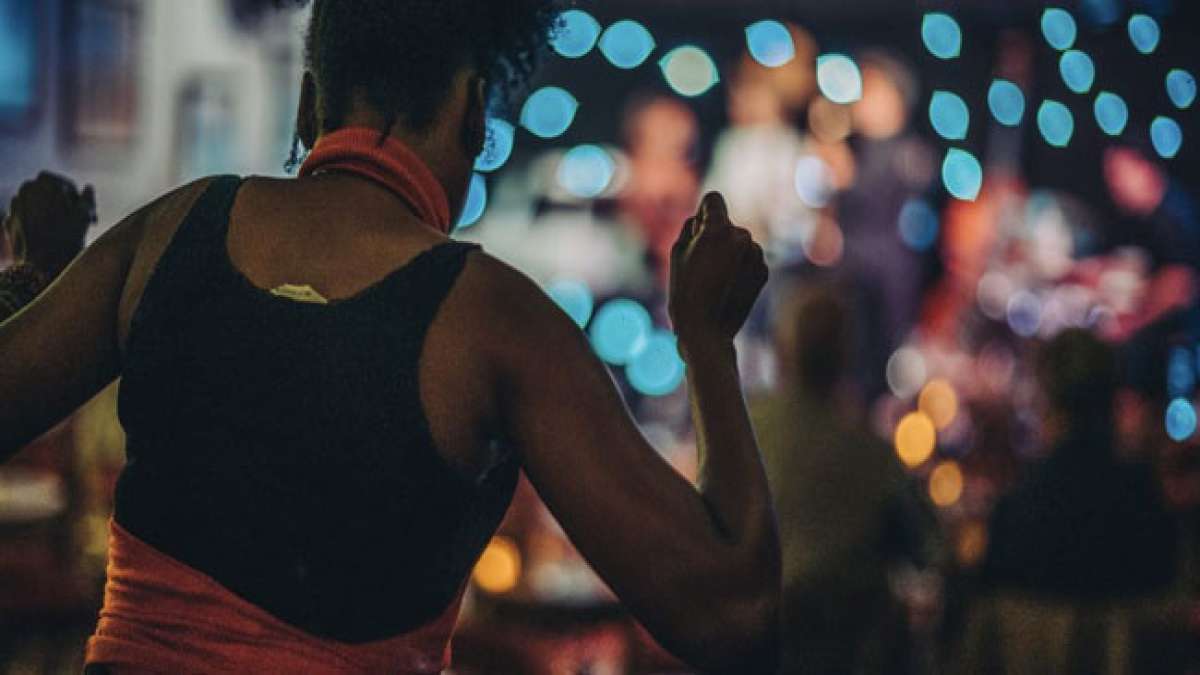 Erleben Sie die Magie des Poesie-Festivals in der "Rosa Stadt" Toulouse, wo die Tradition von Poesie-Wettbewerben bis ins 14. Jahrhundert zurückreicht. Erleben Sie die Magie des Poesie-Festivals in der "Rosa Stadt" Toulouse, wo die Tradition von Poesie-Wettbewerben bis ins 14. Jahrhundert zurückreicht.