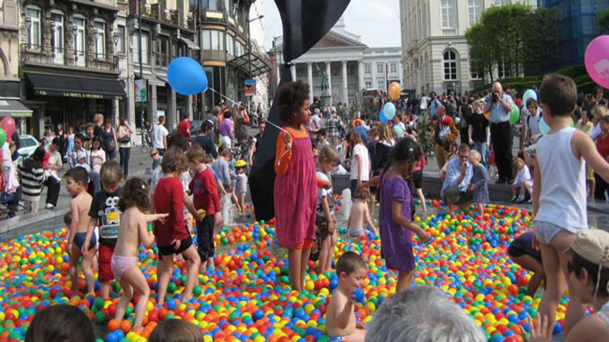 Feiern Sie die faszinierende Vielfalt von Brüssel-Hauptstadt beim Irisfest, einem jährlichen Fest, das die Blütezeit der Iris pseudacorus ehrt und gleichzeitig den Sieg über die Nazis im Zweiten Weltkrieg feiert.