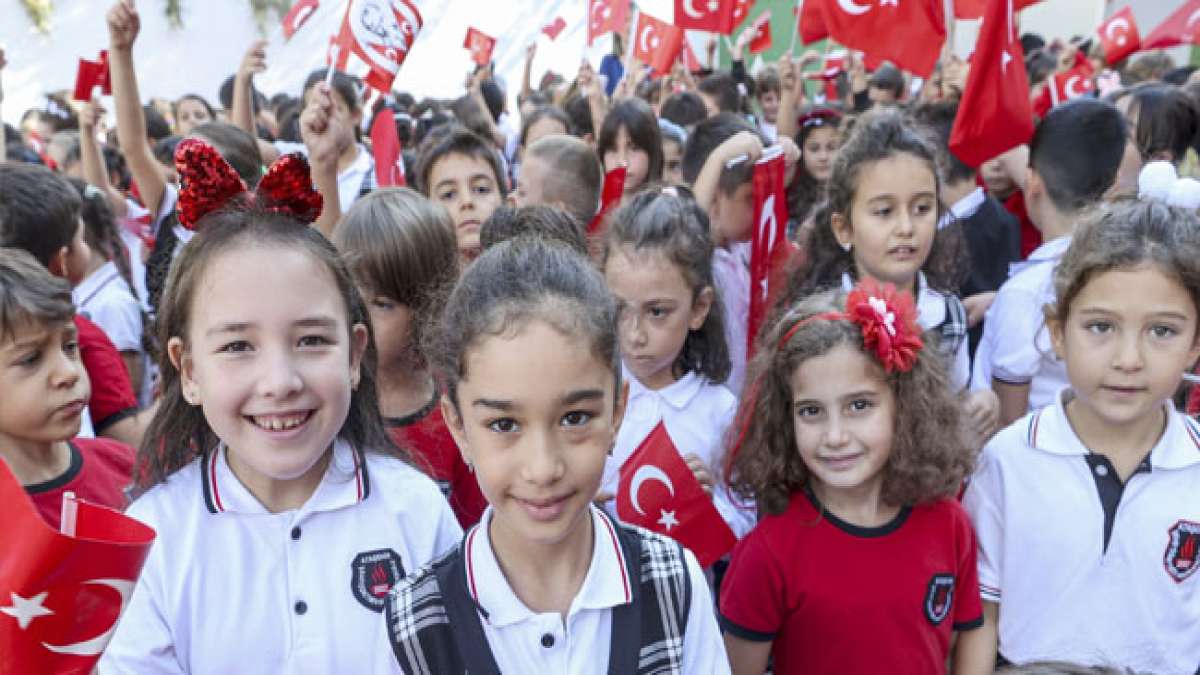 Feiern Sie Nationale Souveränität und den Tag des Kindes in der Türkei und Nordzypern! Entdecken Sie die historische Bedeutung des 23. April als Gründungstag der Großen Nationalversammlung und als erster offizieller Kindertag der Welt.